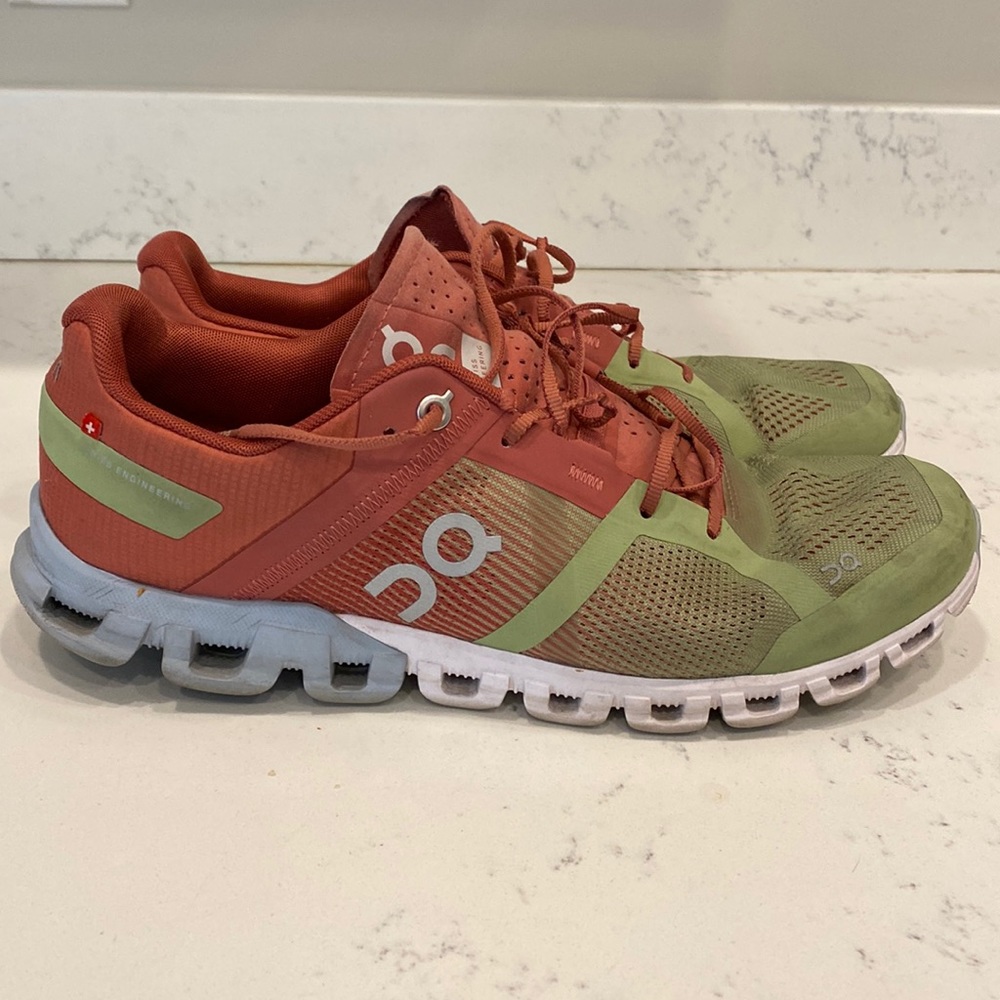 ON Womens Cloudflow V2 running shoes.